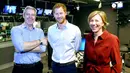 Pangeran Harry (tengah), berpose dengan presenter Justin Webb dan Sarah Montague di studio untuk program Radio 4 Today di London, Rabu (27/12). (Jeff Overs / BBC / PA via AP)