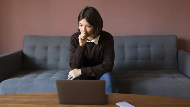 wanita duduk di atas sofa