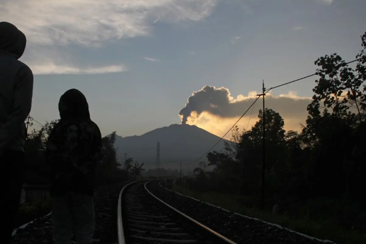 20150712-Awan Panas Gunung Raung Tak Mengusik Aktivitas Warga-Jember 3