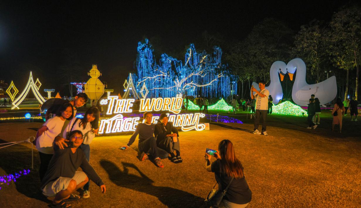 Festival ini menawarkan berbagai pengalaman menarik bagi pengunjung. Tampak dalam foto, pengunjung menikmati suasana Charming Chiang Mai Flower Festival di Chiang Mai, Thailand, pada Kamis (11/12/2025). (Bola.com/Bagaskara Lazuardi)