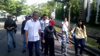 Datangi TPS, Gubernur Jateng Ganjar Pranowo Jalan Kaki