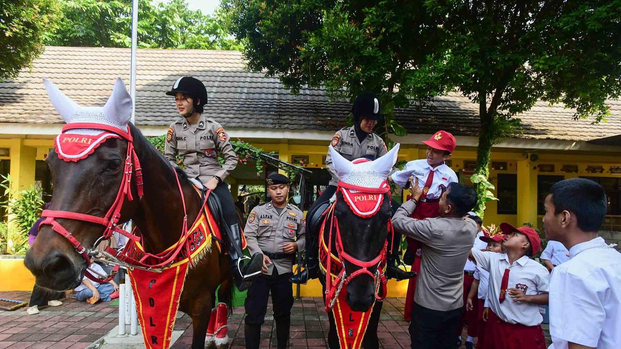 FOTO: Semangat Murid SLB Belajar Bersama Anjing K-9 Mabes Polri
