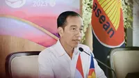 Presiden Jokowi dalam konferensi pers  dimulai di Hotel Meruorah, Kabupaten Manggarai Barat, Provinsi Nusa Tenggara Timur jelang KTT ke-42 ASEAN 2023, Senin (8/5/2023). (Foto: Kemlu RI)