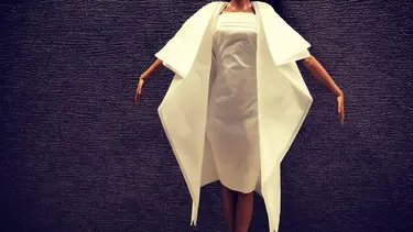 Bagai Desainer Pria Ini Bikin Baju Baju Barbie Cantik Dari Tisu Fashion Fimela Com