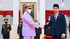 Presiden Joko Widodo atau Jokowi (kanan) berjabat tangan dengan Panglima TNI Laksamana TNI Yudo Margono saat acara pelantikan di Istana Negara, Jakarta, Senin (19/12/2022). Presiden Jokowi melantik Laksamana TNI Yudo Margono sebagai Panglima TNI menggantikan Jenderal TNI Andika Perkasa. (Foto: Laily Rachev - Biro Pers Sekretariat Presiden)