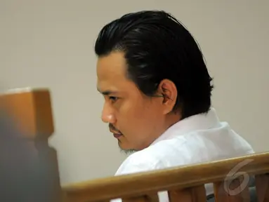  Riefan Avrian hadir di Pengadilan Tipikor mengenakan kemeja putih , Jakarta, Rabu (18/6/2014) (Liputan6.com/Faisal R Syam)