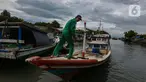 Nelayan saat beraktivitas di Pelabuhan Karangantu Serang, Banten, Minggu (17/3/2024). (Liputan6.com/Angga Yuniar)