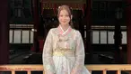 Kunjungi Gyeongbokgung Palace, artis dengan nama lengkap Callista Arum Dewi Rumengan ini mengenakan hanbok. Pakai busana tradisional Korea dengan rambut yang diikat tengah, Callita Arum makin cantik. Wajah cantik kekasih Cinta Brian ini dipoles dengan makeup natural. Tidak lupa Callista membawa tas yang motifnya selaras dengan hanbok yang dikenakannya. (Liputan6.com/IG/@callistarum)