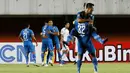 Para pemain Persib Bandung merayakan gol kedua yang dicetak oleh striker Wander Luiz (tengah) ke gawang Persebaya Surabaya dalam laga perempatfinal Piala Menpora 2021 di Stadion Maguwoharjo, Sleman, Minggu (11/4/2021). (Bola.com/M Iqbal Ichsan)