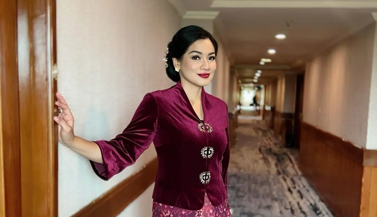 Dengan rambut disanggul, penampilan ayu Titi Kamal kian sempurna dengan rok tenun dan heels. [@titi_kamall]