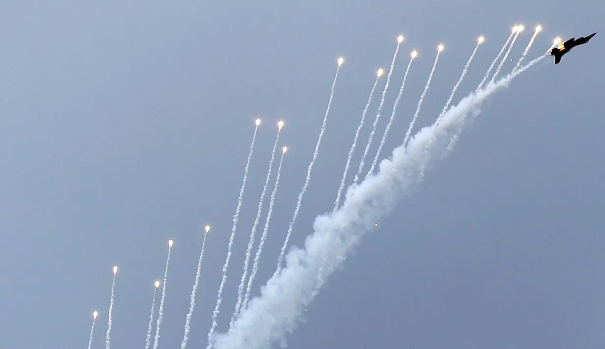 Jet tempur F-16 Angkatan Udara Republik Singapura bermanuver di udara sambil mengeluarkan flair jelang Singapore Airshow 2018, Jumat (2/2) . Tamu dari seluruh dunia akan menjalin kemitraan dan kesepakatan di Singapore Airshow 2018. (AP Photo/Wong Maye-E)