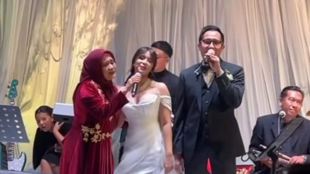 Momen pernikahan anak Ikke Nurjanah (Instagram - ikkenurjanah0518).