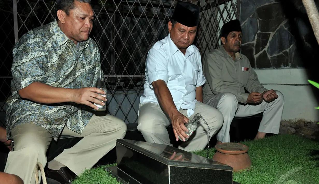  Usai berdoa, Prabowo menyiram makam ayahnya dengan air mawar, Jakarta, Rabu, (21/5/2014) (Liputan6.com/Johan Tallo).