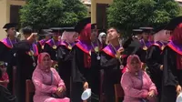 Viral Aksi Wisudawan Payungi Ibu Kepanasan Pakai Topi Toga Ini Banjir Pujian (Sumber: Twitter/luculucuaaan)