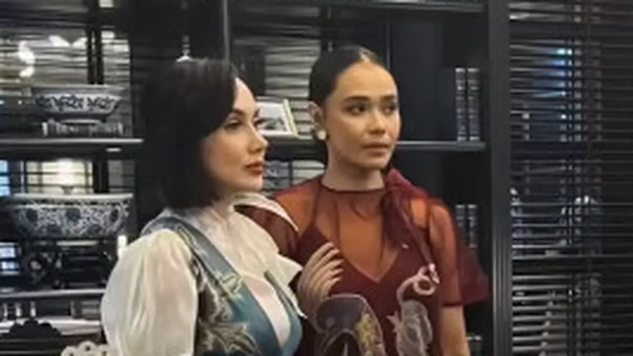 Tampilan Bak Anak Kembar dari Sara Wijayanto dan Adinia Wirasti Kenakan Dress Batik di Pernikahan Wisnu Hardana
