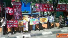 Citizen6, Banjarmasin: Promosi yang dilakukan sebuah departemen store atau pusat perbelanjaan menarik perhatian pengunjung. (Pengirim : Andri Yulan) 