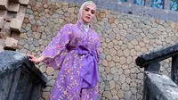 Mulan Jameela kenakan kebaya model kimono warna ungu bermotif floral dipadukan bawahan batik warna coklat (instagram/mulanjameela1)