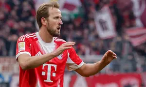 Penyerang Bayern Munich asal Inggris bernomor punggung 09, Harry Kane, merayakan gol yang membuat skor menjadi 0-2 dalam pertandingan Bundesliga divisi pertama Jerman antara SV Werder Bremen dan FC Bayern Munich di Bremen, Jerman utara, 14 Februari 2026. (Focke Strangmann/AFP)