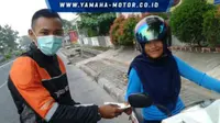 Tujuh klub motor Yamaha membagi-bagikan masker untuk warga sekitar Sungailiat, Bangka pekan lalu.
