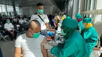 Pegawai PT KAI Divre I Sumut menjalani vaksinasi Covid-19 di Stasiun Medan