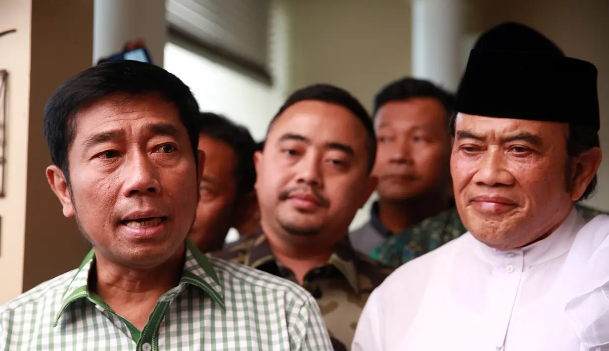 Ia sedikit menyanyikan potongan lagu Ani. Rhoma yang ada disebelahnya tersenyum mendengarnya. (Deki Prayoga/Bintang.com)