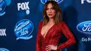Penyanyi Jennifer Lopez berpose mengunakan busana berwarna merah saat menghadiri pesta finalis "American Idol XV" di Hollywood Barat, California (25/2). J-Lo tampil cantik dengan tatanan rambut yang dibiarkan terurai rapi. (REUTERS/Mario Anzuoni)