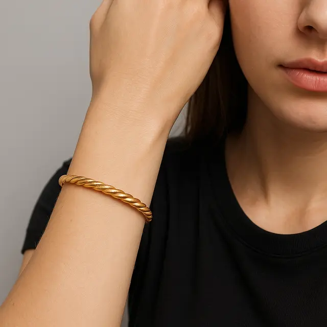 7 Model Gelang Emas Antimainstream untuk Ibu Muda, dari Ekor Kucing hingga Desain Geometris