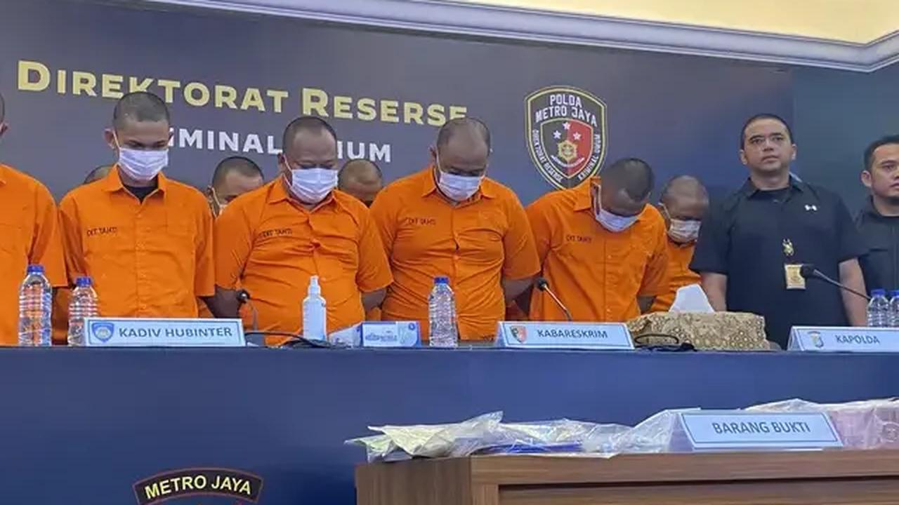 Mereka pun dikenakan Pasal 2 Ayat (1) dan Ayat (2) dan atau Pasal 4 Undang Undang Republik Indonesia Nomor 21 Tahun 2007 tentang Pemberantasan Tindak Pidana Perdagangan Orang. Sementara pegawai Imigrasi dijerat Pasal 8 ayat (1) Undang-Undang Nomor 21 Tahu