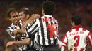 Gelandang Juventus, Zinedine Zidane, merayakan gol yang dicetak Antonio Conte ke gawang Olympiakos pada laga Liga Champions di Athens, Rabu (17/3/1999). (EPA/Simela Pantzartzi)