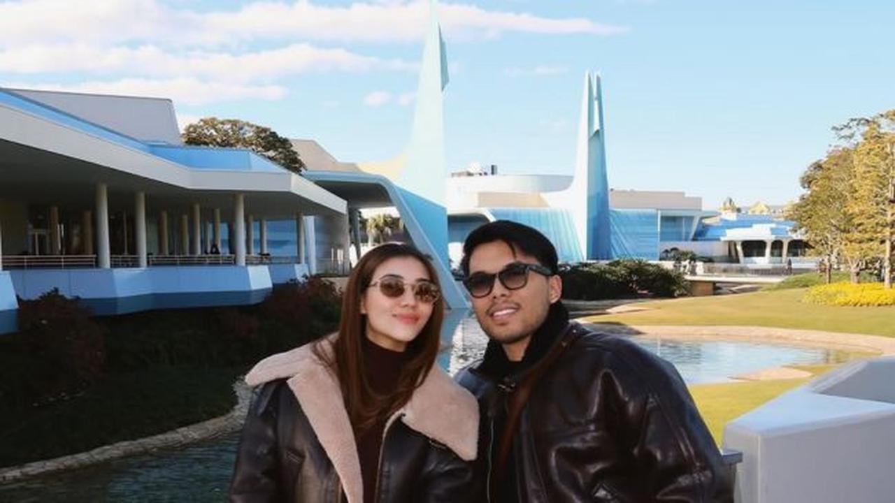 Potret Aaliyah Massaid dan Thariq Halilintar di Disneyland Tokyo (credit: instagram/aaliyah.massaid).