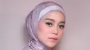 Tak kalah menawan, Lesti Kejora yang tampil dalam balutan dress dan hijab warna ungu. [@doleytobing].