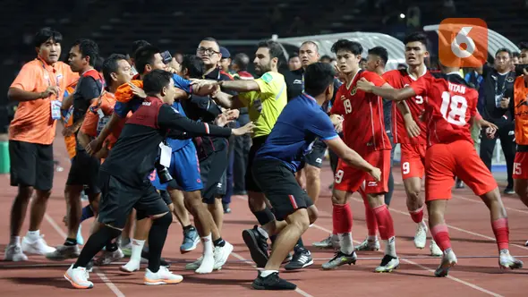 <p>Sejumlah pemain dan official Timnas Indonesia U-22 bersitegang dengan pemain dan official Timnas Thailand U-22 pada laga final sepak bola SEA Games 2023 yang berlangsung di Olympic Stadium, Phnom Penh, Kamboja, Selasa (16/05/2023). (Bola.com/Abul Aziz)</p>