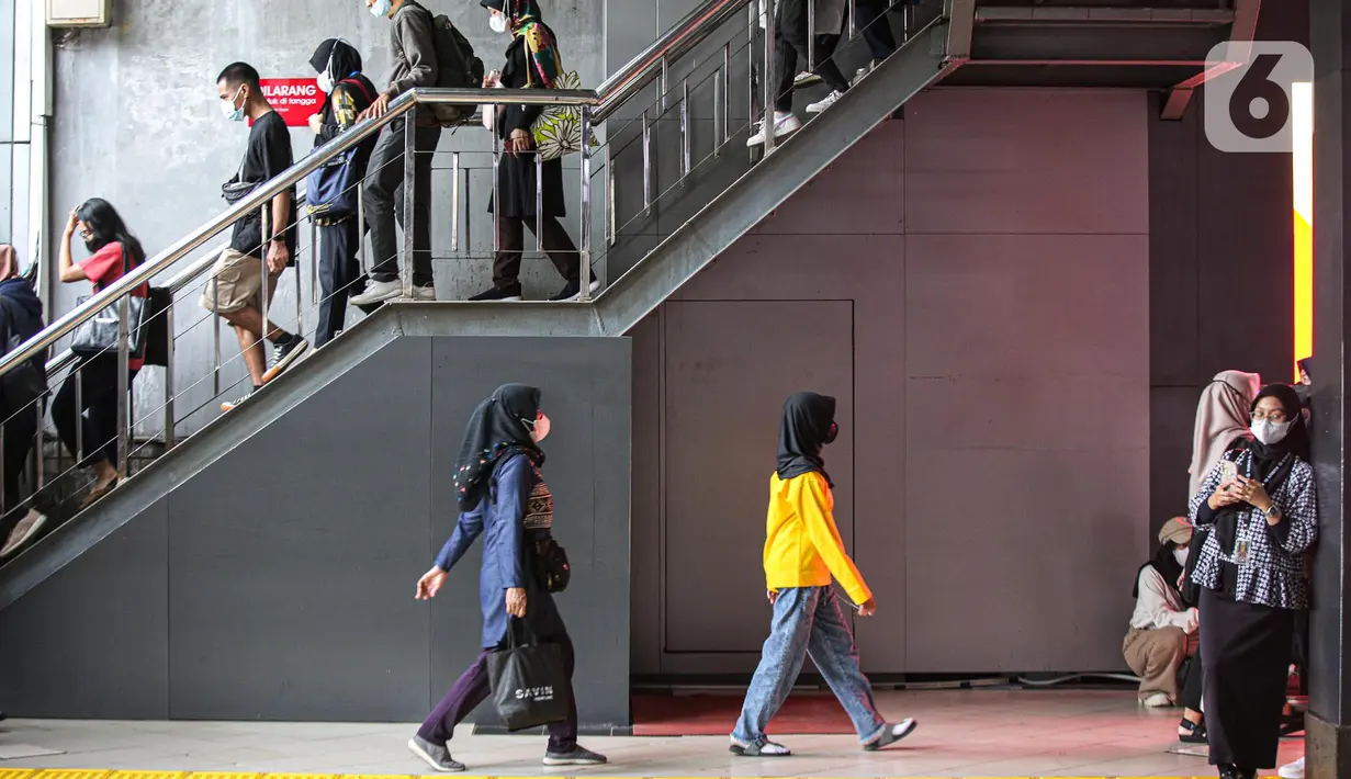 Penumpang berjalan di Stasiun KRL Commuter Line Sudirman, Jakarta, Jumat (30/12/2022).  Menteri Perhubungan (Menhub) Budi Karya Sumadi memastikan bahwa tarif KRL Commuter Line tidak akan mengalami kenaikan pada 2023 mendatang. Namun, skema pembayarannya akan dipisah antara penumpang yang mampu dan kurang mampu melalui tiket kartu. (Liputan6.com/Faizal Fanani)