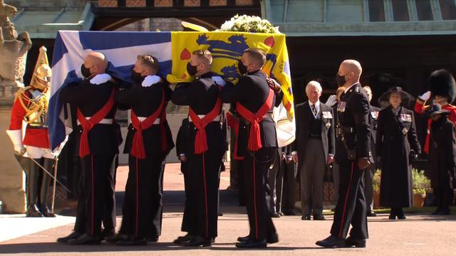 Peti mati Pangeran Philip tiba di St. George's Chapel.