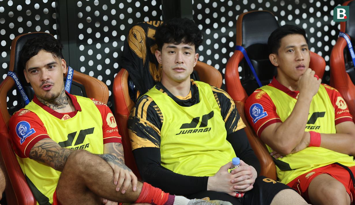 Kiper Persija Jakarta, Cyrus Margono, berada di bench pemain saat laga melawan Dewa United pada pertandingan tunda pekan ke-25 BRI Super League 2025/2026 di Jakarta International Stadium (JIS), Minggu (15/03/2026). (Bola.com/M Iqbal Ichsan)