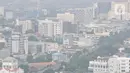 Pemandangan saat polusi menyelimuti langit Jakarta, Senin (20/6/2022). Berdasarkan data IQAir indeks kualitas udara Jakarta berada pada angka 193-196 Air Quality Index (AQI) US. (merdeka.com/Iqbal S. Nugroho)