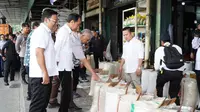 Jokowi Pastikan Beras SPHP Bulog Banjiri Pasar Induk Beras Cipinang, Kamis (15/2) di Jakarta/Istimewa.