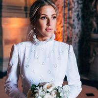 Anggunnya Ellie Goulding memakai gaun putih yang dihiasi manik-manik kaca putih. Upacara pernikahan tersebut berlangsung selama satu jam dan disaksikan banyak tamu kalangan atas dan selebriti. (Liputan6.com/IG/@casparjopling)