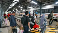 Para penumpang hendak memasuki kereta api di staisun Jember (Istimewa)