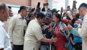Seorang ibu hamil meminta Presiden Prabowo Subianto mengelus perutnya saat mengunjungi RSUD Koja, Jakarta Utara. (Foto: Tim Media Presiden).