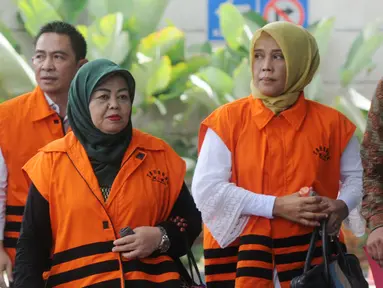 Anggota DPRD Kota Malang Suprapto (kiri), Rahayu Sugiarti (tengah) dan  Wiwik Hendri Astuti (kanan) tiba di Gedung KPK, Jakarta, Jumat (22/6). KPK memanggil 11 anggota DPRD Kota malang untuk menandatangani perpanjangan penahanan. (Merdeka.com/Dwi Narwoko)