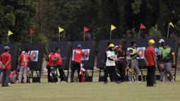 Pepanah compound beregu putra melihat nilai sasaran saat Kejuaraan Nasional Panahan Prakualifikasi PON XX/2020 di Lapangan Panahan, Senayan, Jakarta, Selasa (24/9). Sebanyak 516 pepanah dari 30 provinsi bersaing untuk bisa lolos ke PON 2020 Papua. (Bola.com/Yoppy Renato)