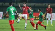 Laga kontra Bangladesh merupakan debut bagi Marc Klok di Timnas Indonesia senior asuhan Shin Tae-yong. Gelandang bertahan 29 tahun itu terpilih menjadi starter dan tampil sepanjang 90 menit di pertandingan tersebut. (Bola.com/M Iqbal Ichsan)