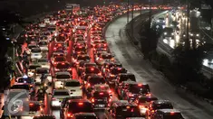 Kendaraan terjebak kemacetan di Jalan Jenderal Sudirman, Jakarta, Selasa (30/8). Penerapan sistem ganjil-genap telah diberlakukan hari ini. (Liputan6.com/Immanuel Antonius)