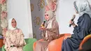 Aktris Laudya Cynthia Bella memberi keterangan saat launching hijab Lacelove by Laudya Cynthia Bella di kawasan Sudirman, Jakarta, Selasa (31/10). Bella memamerkan rancangannya sebanyak 22 hijab. (Liputan6.com/Herman Zakharia)