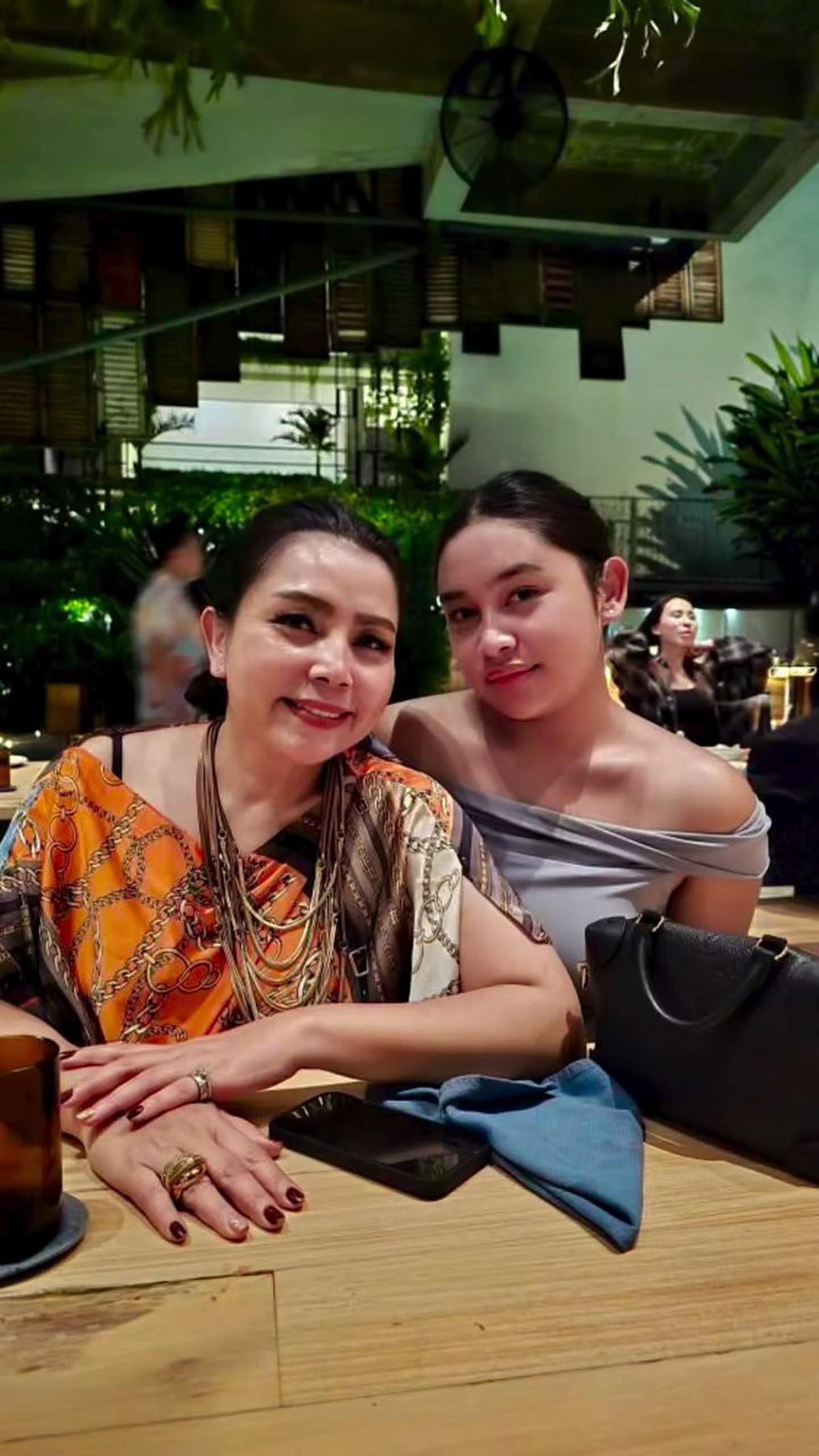 8 Potret Mayangsari Bersama Khirani Sang Putri yang Sudah ABG, Nikmati Waktu Bersama - Ziarah Makam Soeharto
