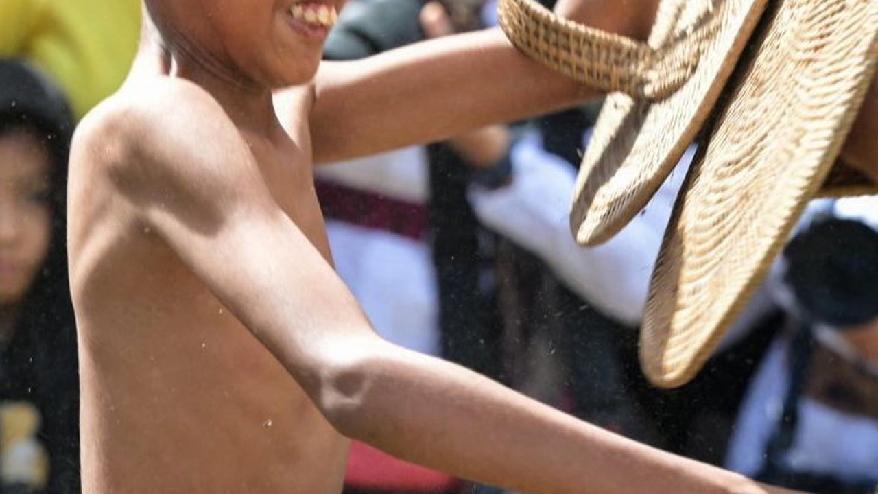 Pertarungan menggunakan daun pandan berduri dan perisai rotan ini bukanlah sekedar pertempuran biasa, melainkan tradisi yang kaya makna dan nilai budaya.&nbsp;Foto: Sonny Tumbelaka/AFP