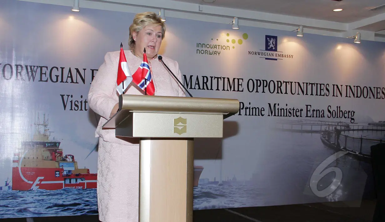 Perdana Menteri Norwegia Erna Solberg memberikan kata sambutan usai penandatangan kerjasama dengan pemerintah Indonesia di bidang kelautan dan perikanan di Jakarta, Selasa (14/4/2015). (Liputan6.com/Helmi Afandi)