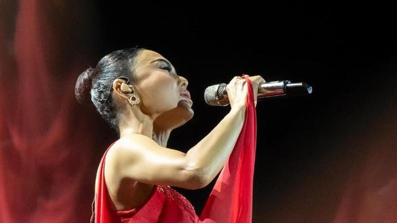 Pesona Yuni Shara Pakai Dress Merah Panjang saat Konser Tunggal Perdana di Istora Senayan