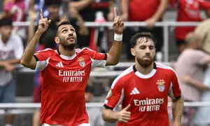 Vangelis Pavlidis (kiri) dari Benfica merayakan gol yang dicetaknya dalam pertandingan Grup C Piala Dunia Antarklub antara Benfica dan Auckland City di Orlando, Florida, Jumat, 20 Juni 2025. (AP Photo/Phelan Ebenhack)